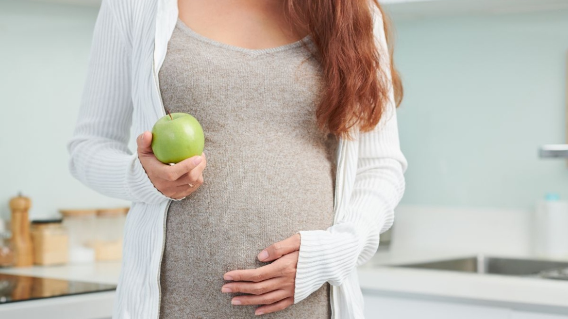 8 Benefits Of Eating Apples During Pregnancy